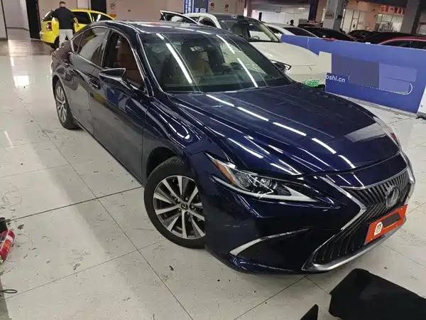 Lexus ES 2021
