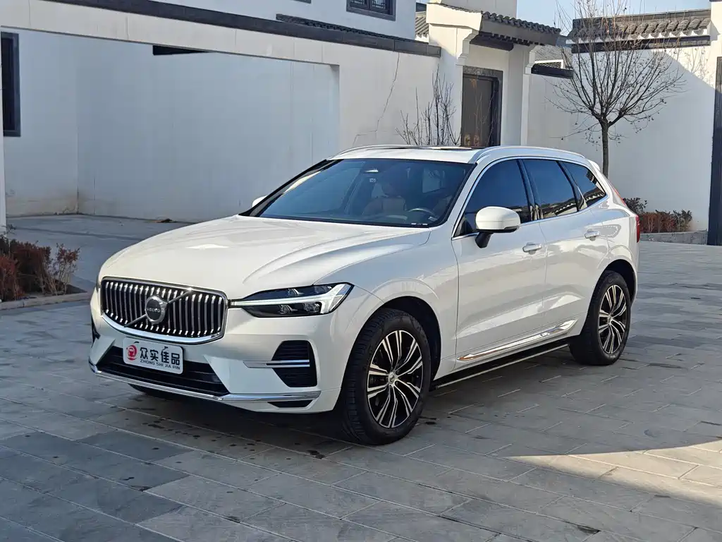 Volvo XC60 2022 — фото 1