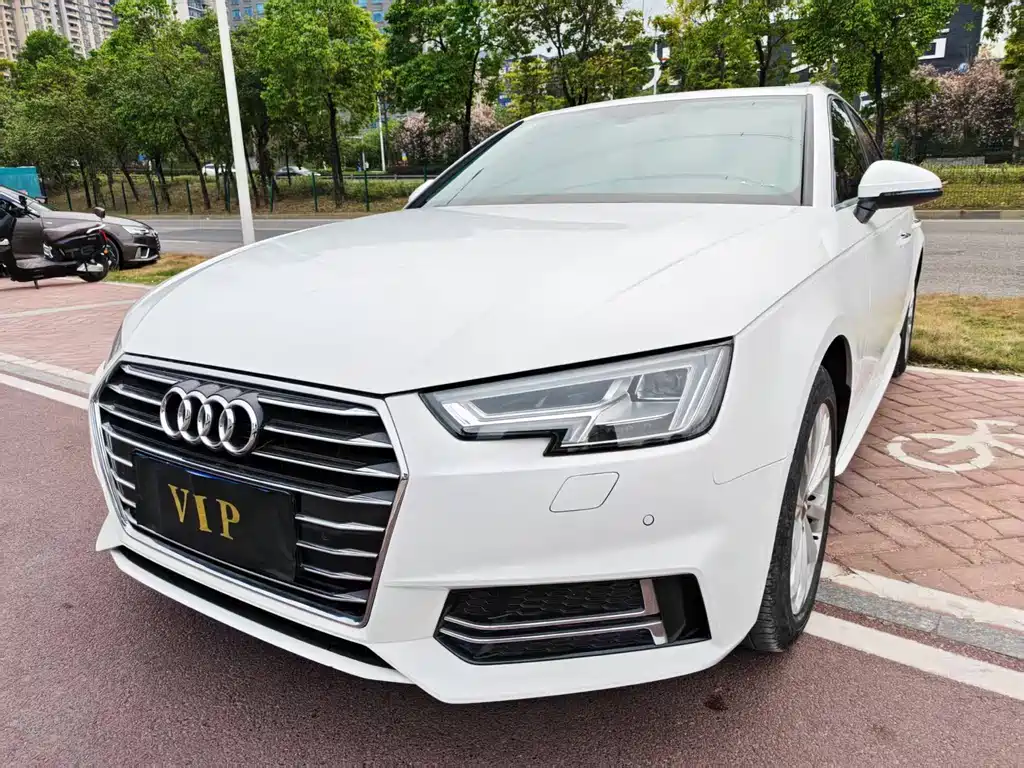Audi A4L 2019 — фото 1