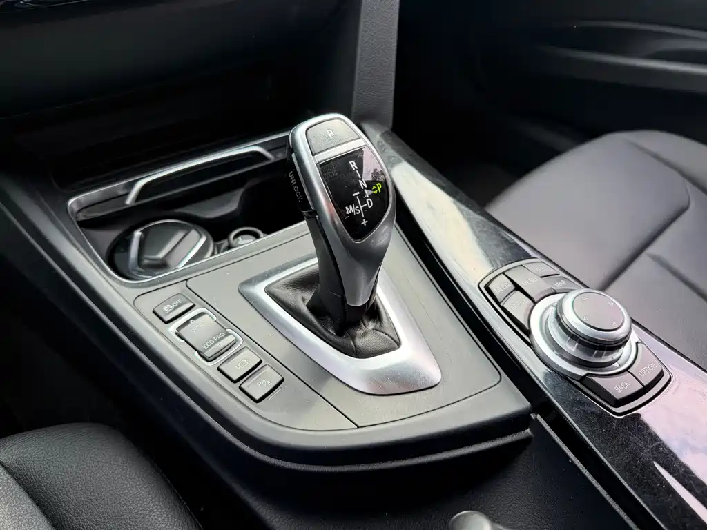 BMW 3 Series 2017 — фото 14