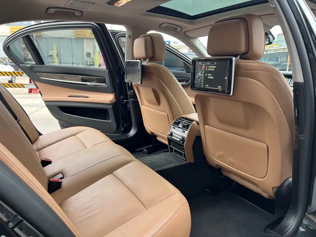 BMW 7 Series 2015 — фото 12