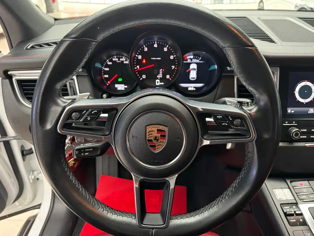 Porsche Macan 2017 — фото 12