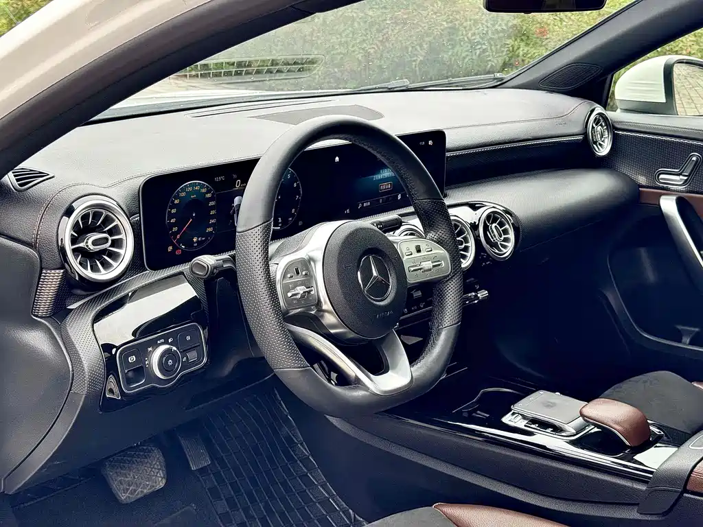 Mercedes-Benz A-Class 2019 — фото 11