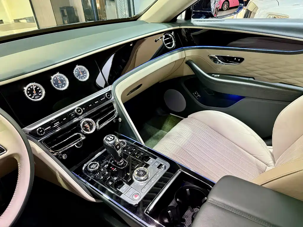 Bentley Flying Spur 2024 — фото 14