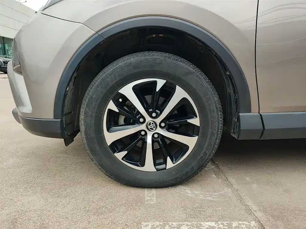 Toyota RAV4 2018 — фото 23