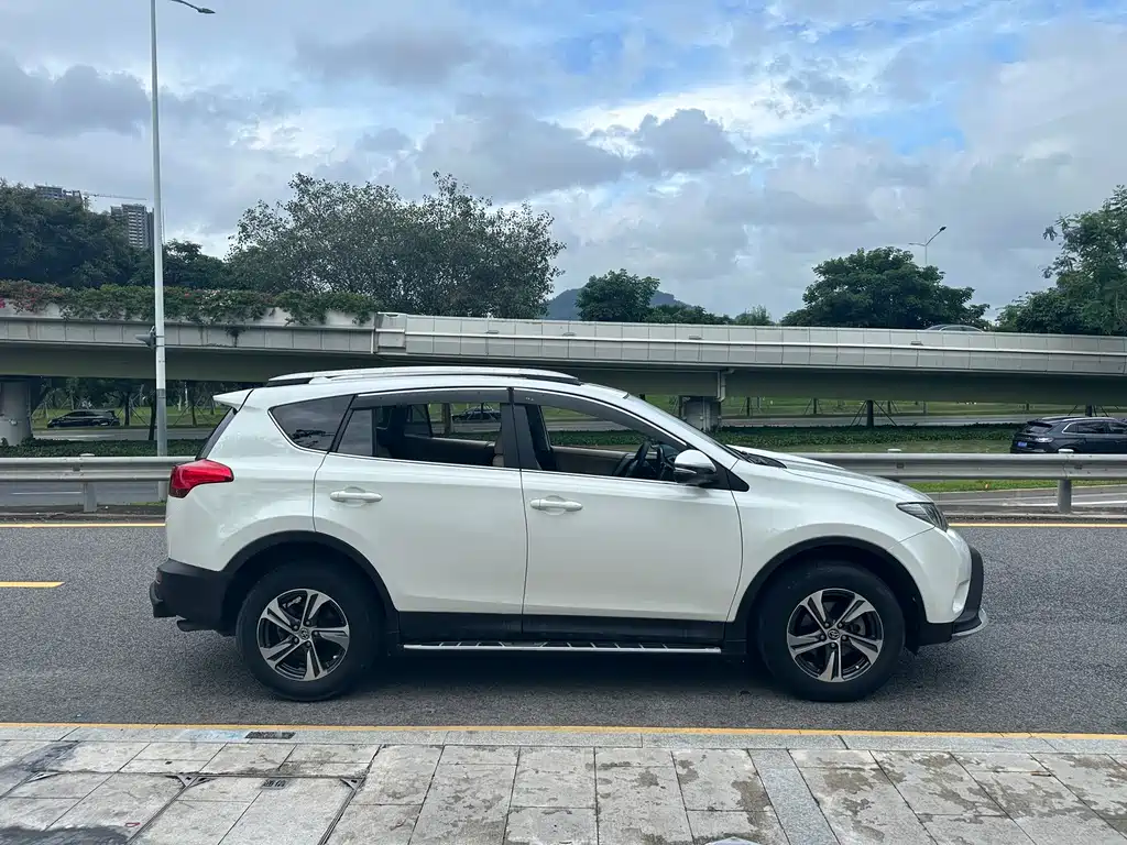 Toyota RAV4 2016 — фото 17