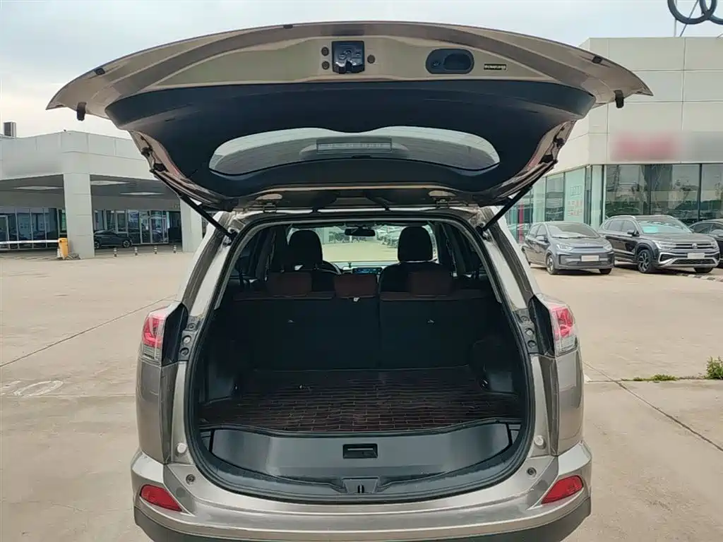 Toyota RAV4 2018 — фото 19