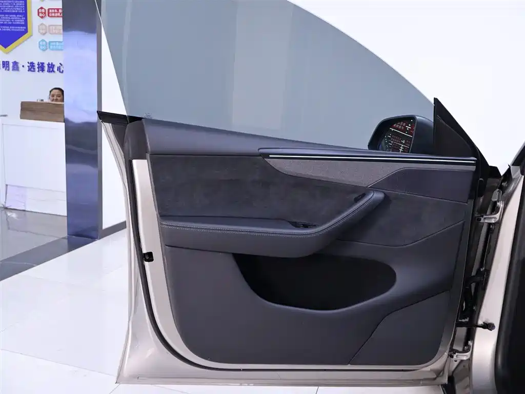 Tesla Model Y L 2025 — фото 18
