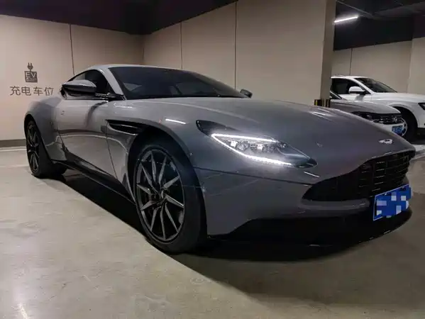 Aston Martin DB11 2022