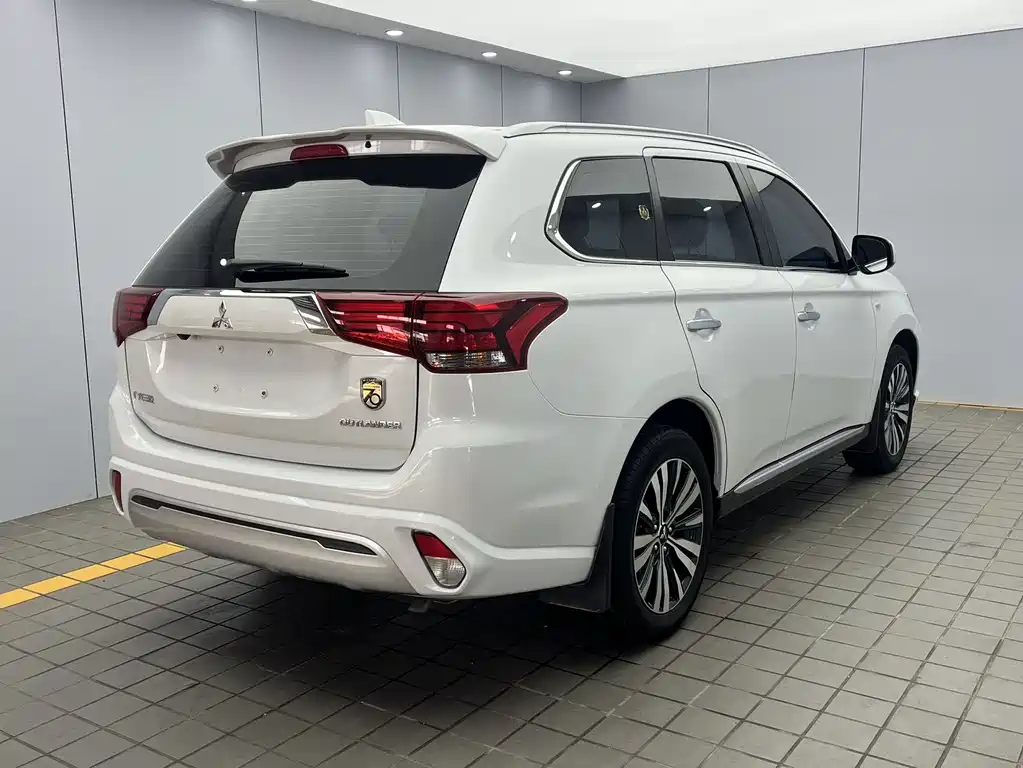 Mitsubishi Outlander 2022 — фото 6