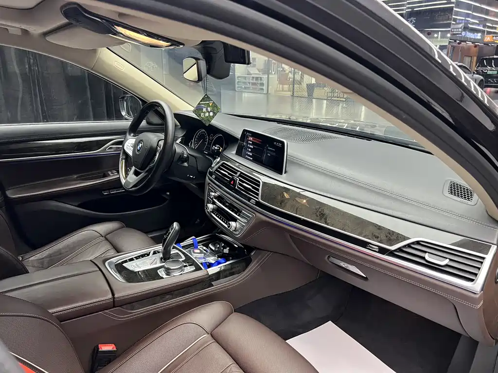 BMW 7 Series 2016 — фото 8