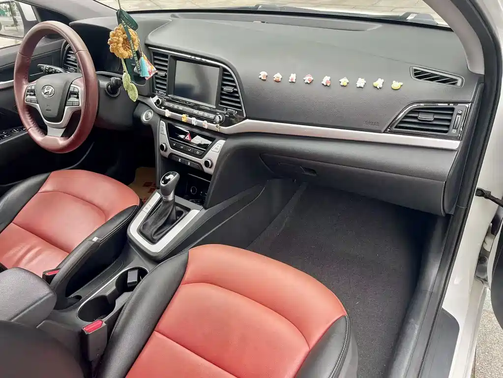 Hyundai Elantra 2018 — фото 10