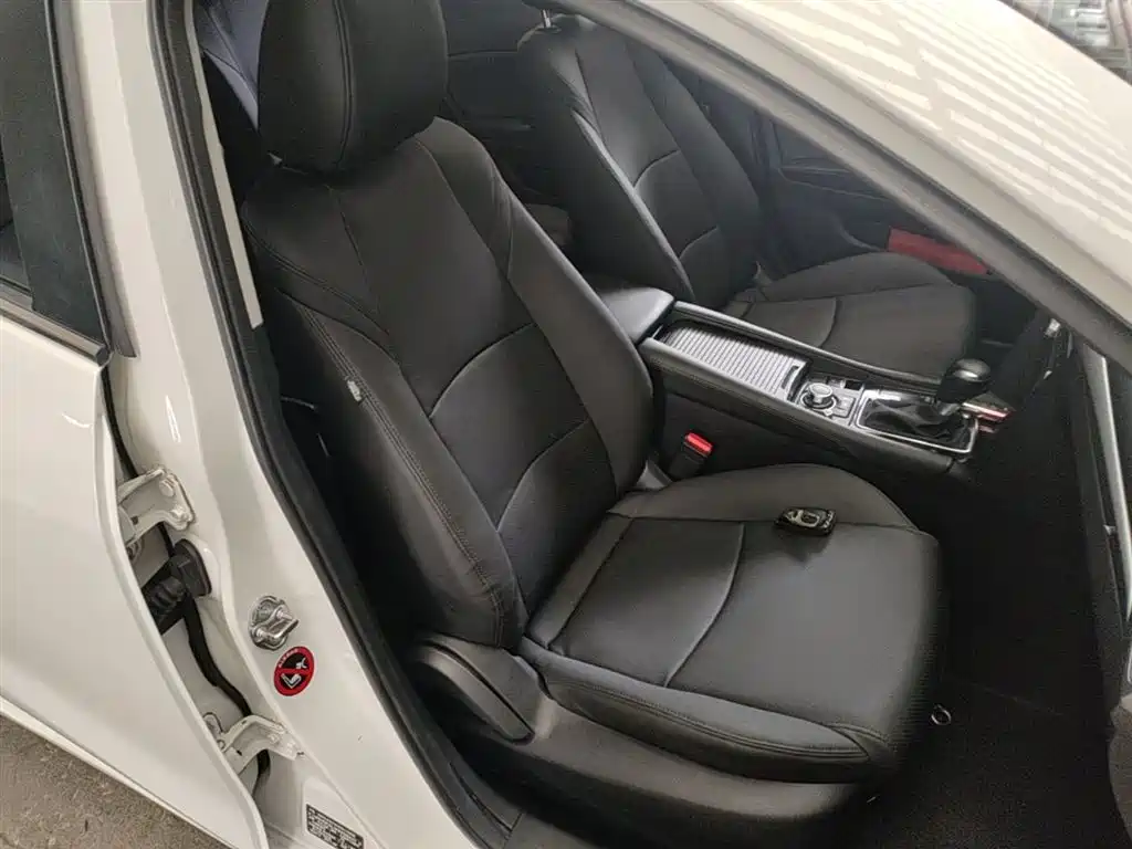 Mazda 3 Axela 2017 — фото 25