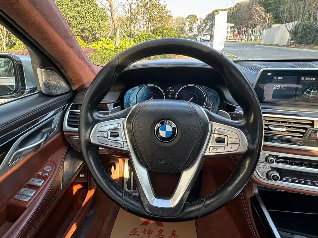BMW 7 Series 2017 — фото 21