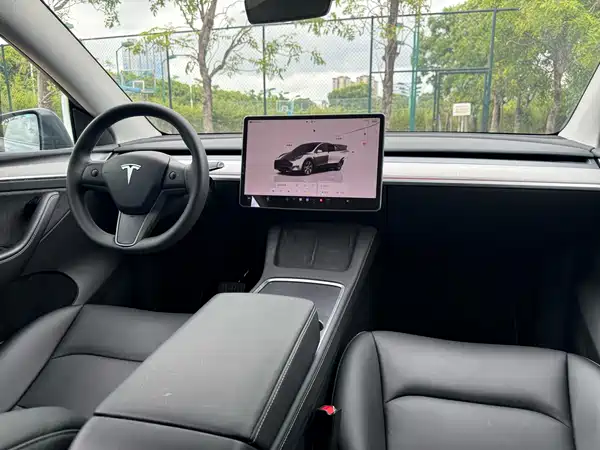 Tesla Model Y 2024