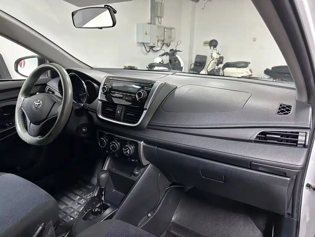 Toyota Yaris L 2017 — фото 13