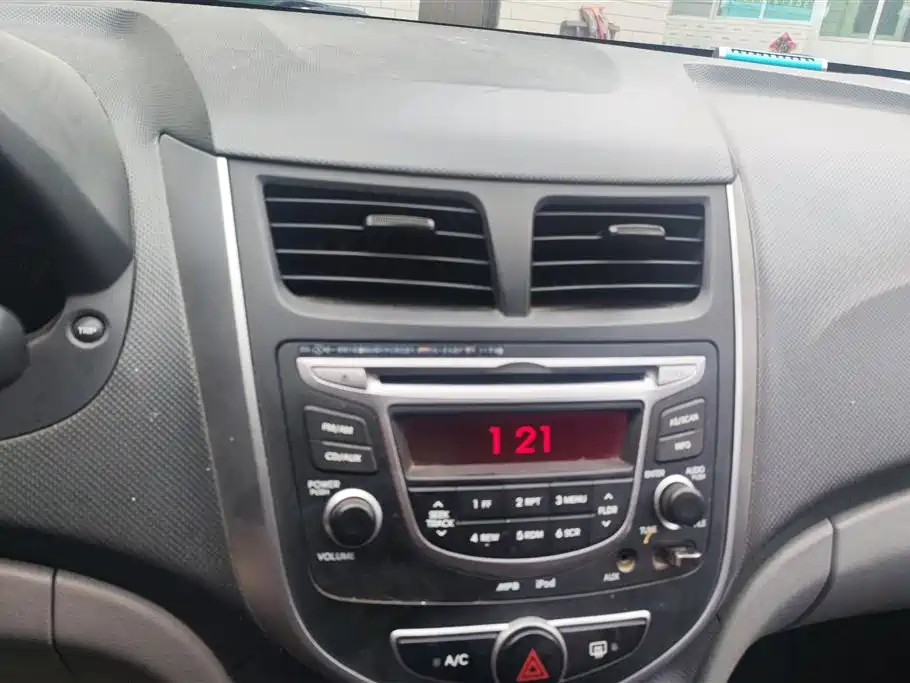 Hyundai Verna 2015 — фото 13