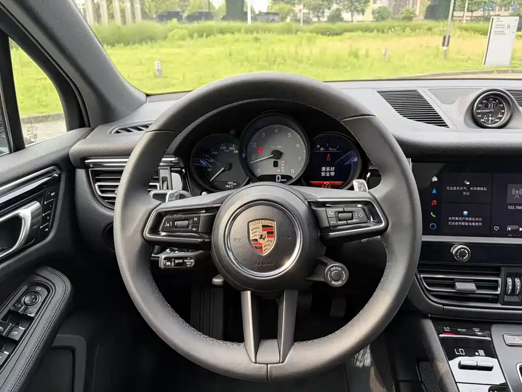 Porsche Macan — фото 17