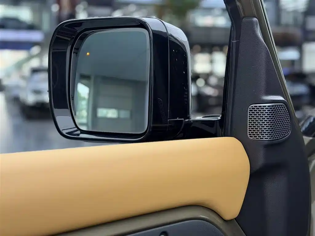 Land Rover Defender 2023 — фото 19