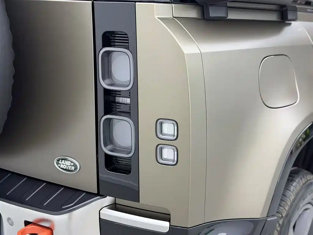 Land Rover Defender 2023 — фото 38