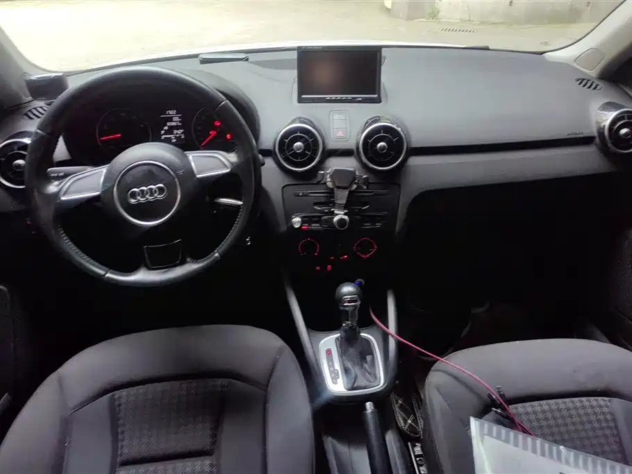 Audi A1 2015 — фото 12