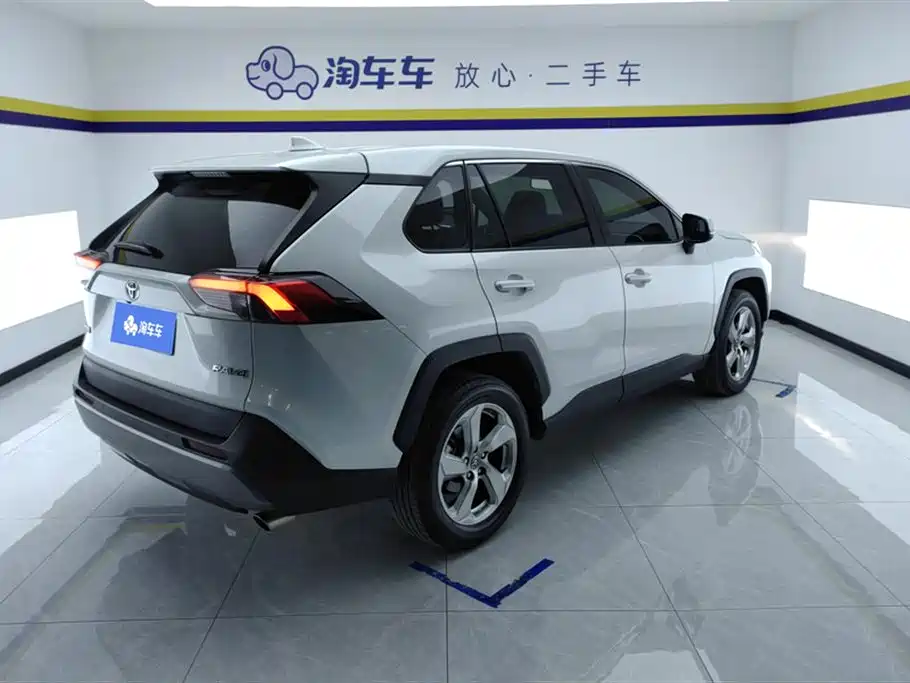 Toyota RAV4 2023 — фото 3
