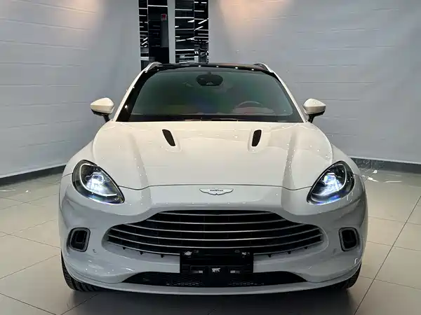 Aston Martin DBX 2022