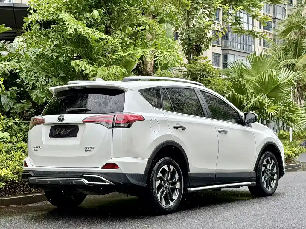 Toyota RAV4 2017 — фото 18