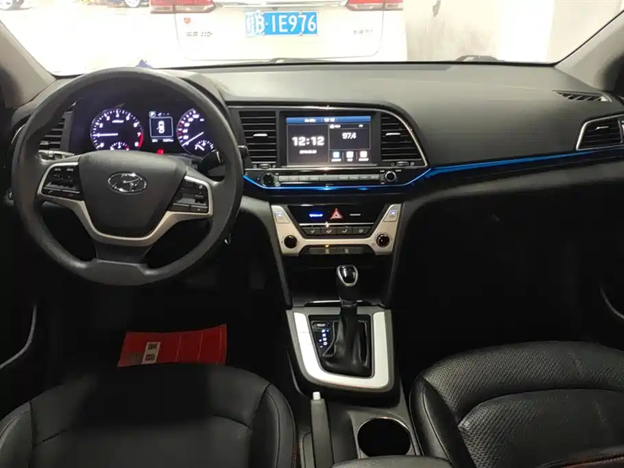 Hyundai Elantra 2017 — фото 12