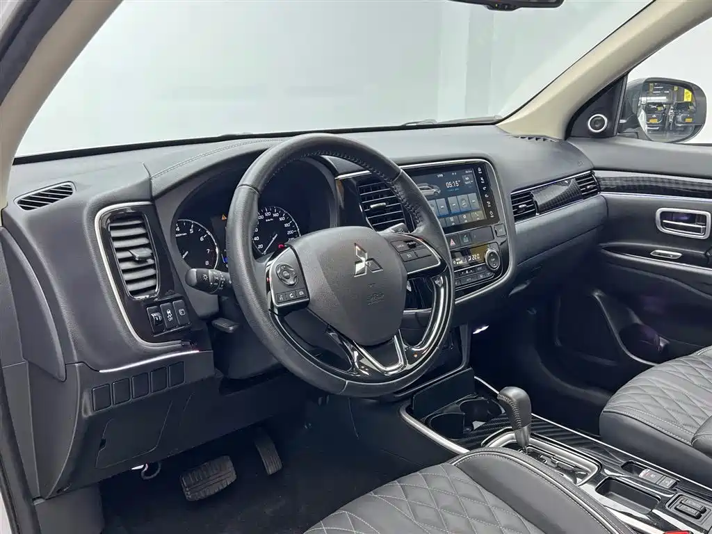 Mitsubishi Outlander 2021 — фото 12