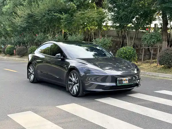 Tesla Model 3 2024