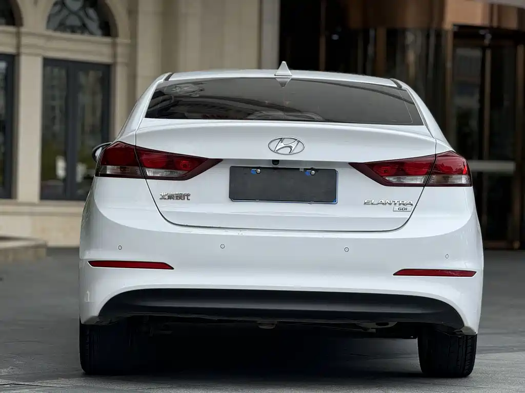 Hyundai Elantra 2017 — фото 11