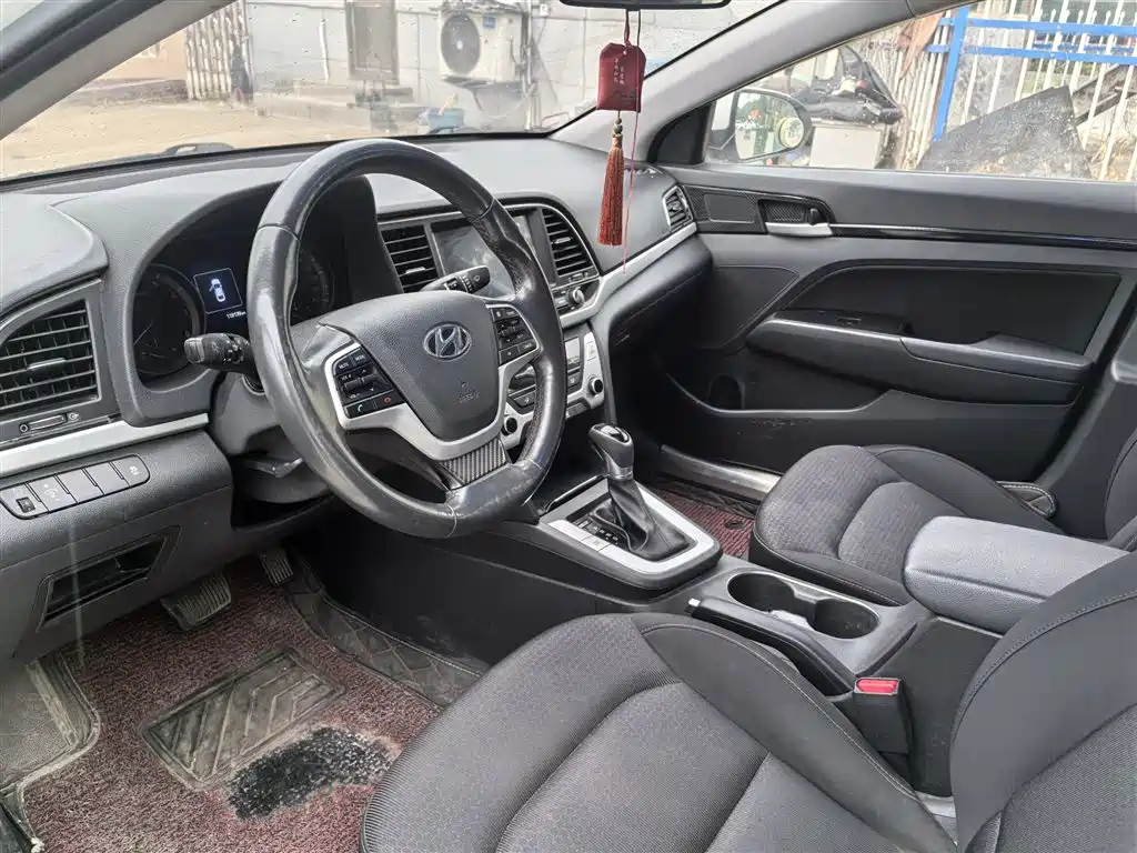 Hyundai Elantra 2018 — фото 12