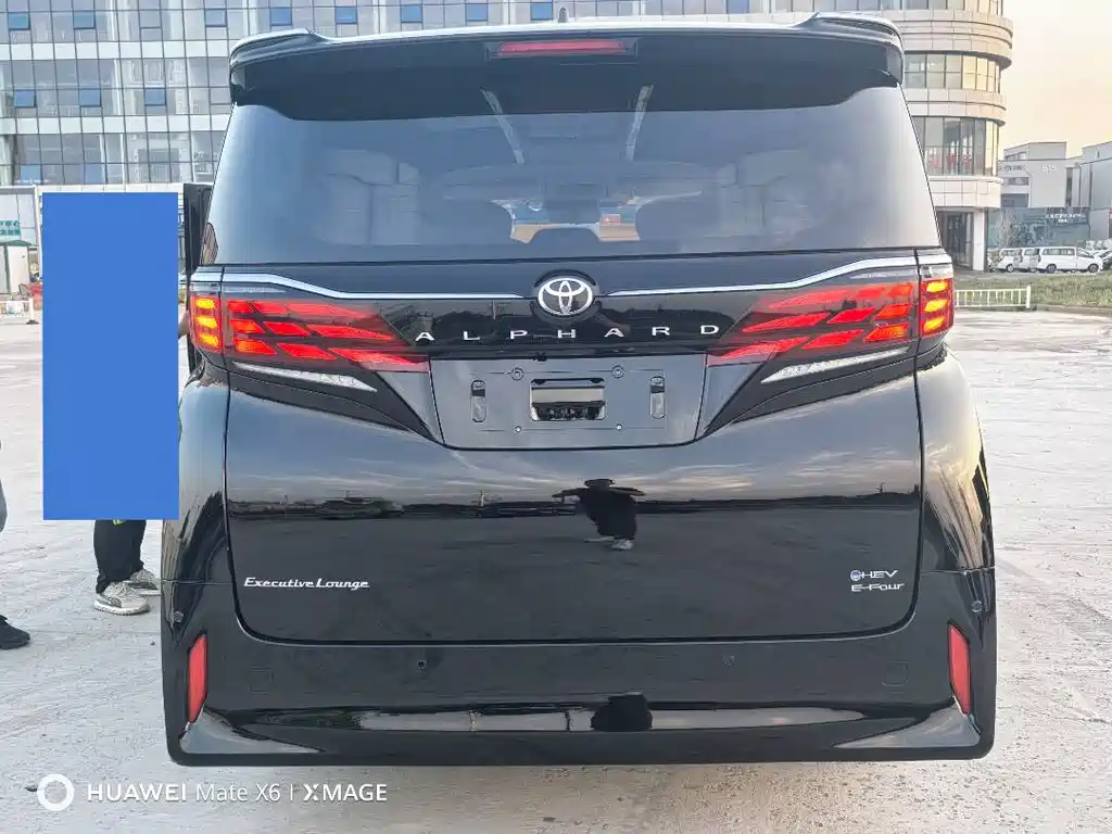 Toyota Alphard — фото 8