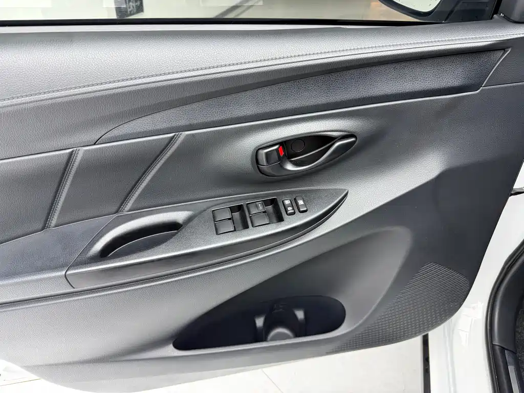Toyota Yaris L 2022 — фото 13