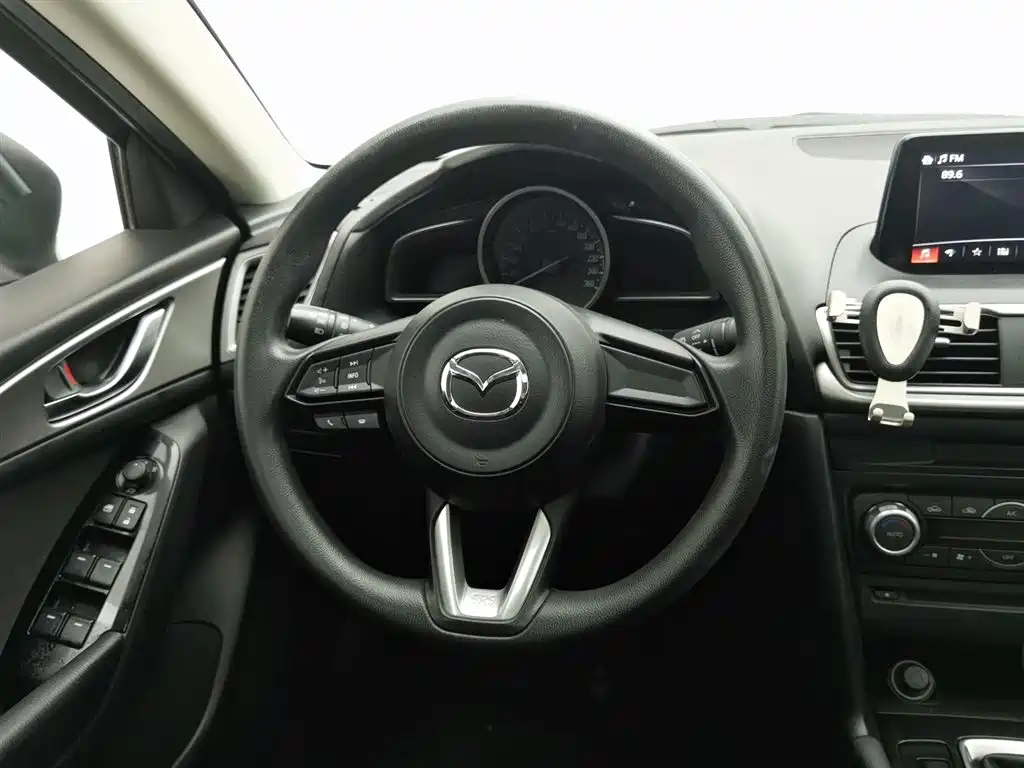 Mazda 3 Axela 2017 — фото 11