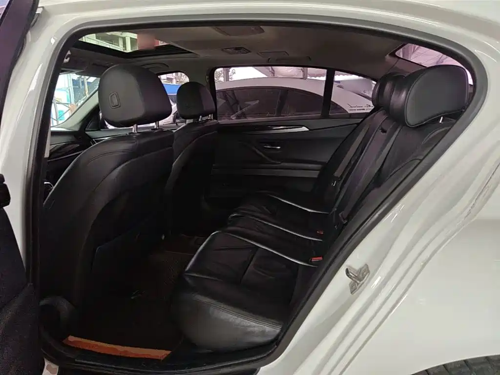 BMW 5 Series 2015 — фото 17
