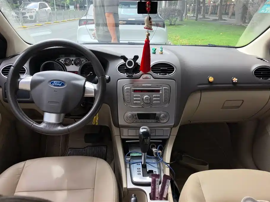 Ford Focus 2014 — фото 12