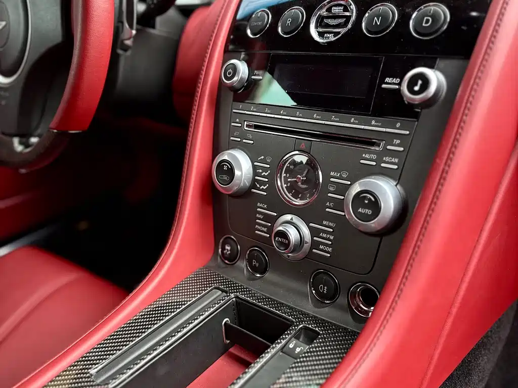 Aston Martin V8 Vantage 2012 — фото 10