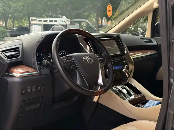 Toyota Alphard 2015