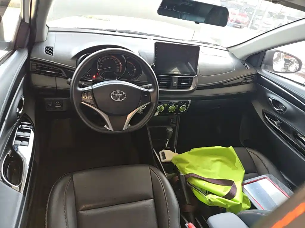 Toyota Yaris L 2023 — фото 10