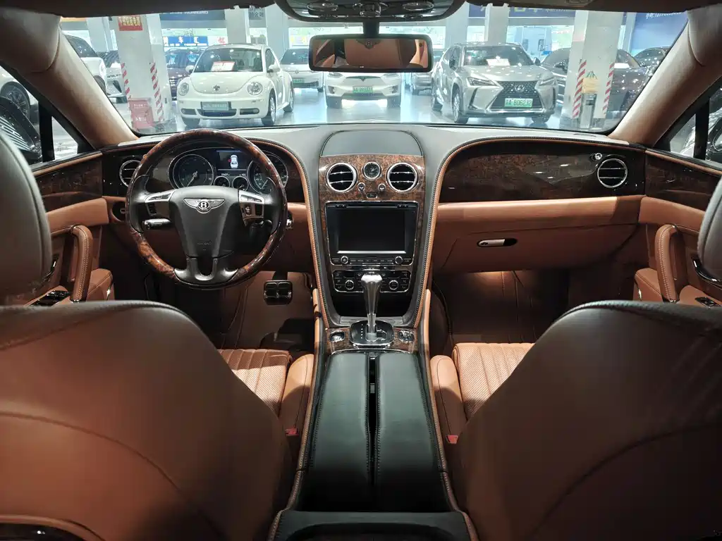 Bentley Flying Spur 2018 — фото 11