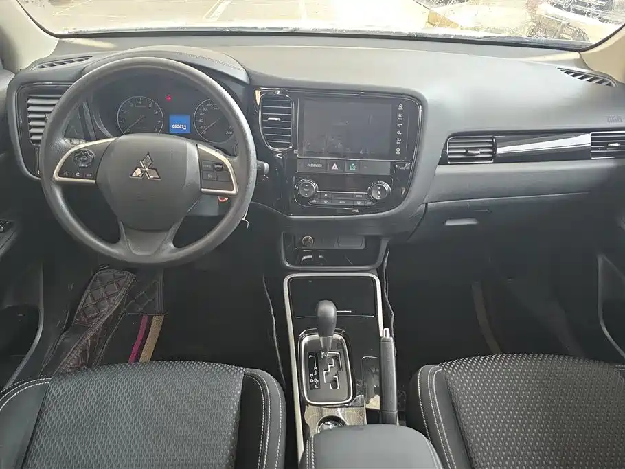 Mitsubishi Outlander 2021 — фото 12