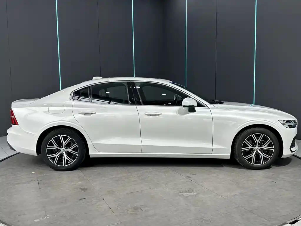 Volvo S60 2023 — фото 5