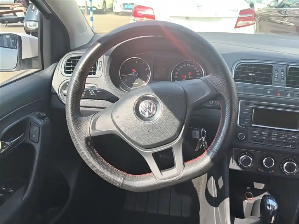 Volkswagen Polo 2015 — фото 11