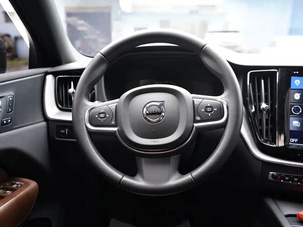 Volvo XC60 2021 — фото 20