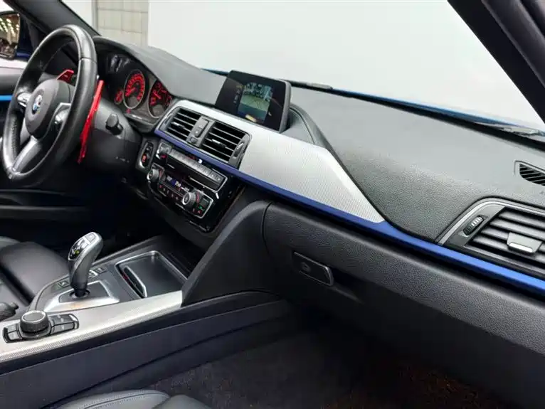 BMW 3 Series 2019 — фото 10