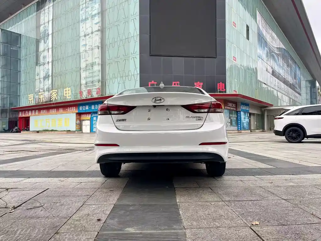 Hyundai Elantra 2018 — фото 5