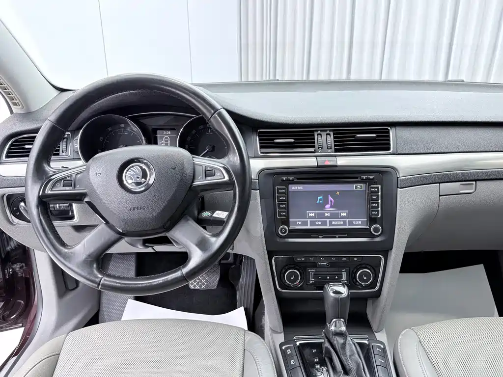 Skoda Superb 2016 — фото 15