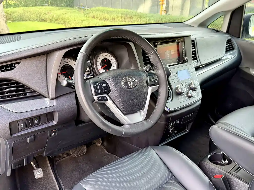 Toyota Sienna 2017 — фото 11